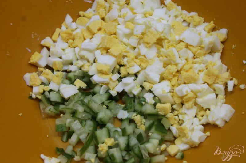 Фото приготовление рецепта: Салат с двумя видами колбасы шаг №2