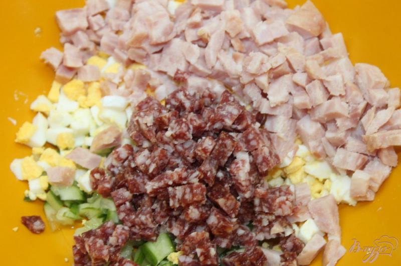 Фото приготовление рецепта: Салат с двумя видами колбасы шаг №3