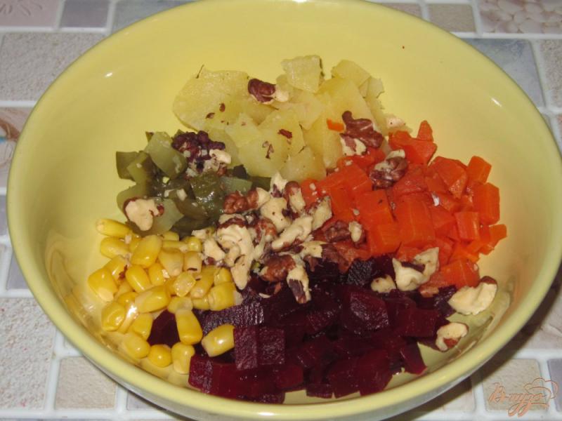 Фото приготовление рецепта: Свекольный салат с кукурузой и грецкими орехами шаг №5