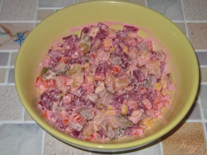 Фото приготовление рецепта: Свекольный салат с кукурузой и грецкими орехами шаг №6