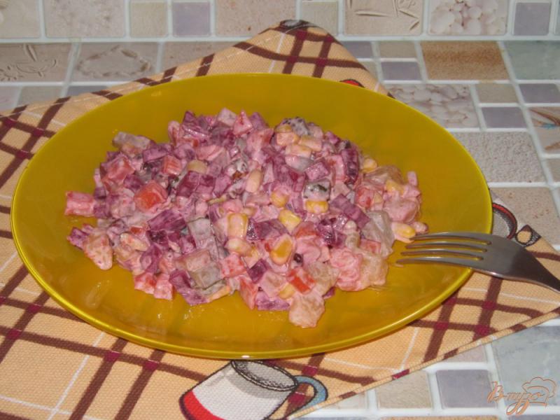Фото приготовление рецепта: Свекольный салат с кукурузой и грецкими орехами шаг №7