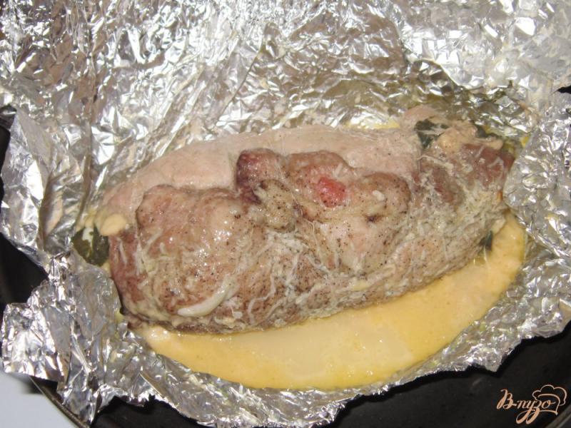 Фото приготовление рецепта: Мясной рулет с яйцом, сыром и щавелем шаг №9