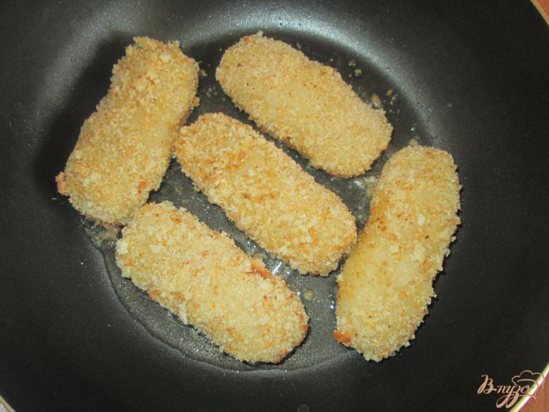 Фото приготовление рецепта: Картофельные палочки с плавленым сыром. шаг №8
