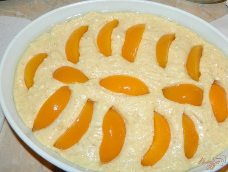 Фото приготовление рецепта: Творожный пирог с персиками шаг №6