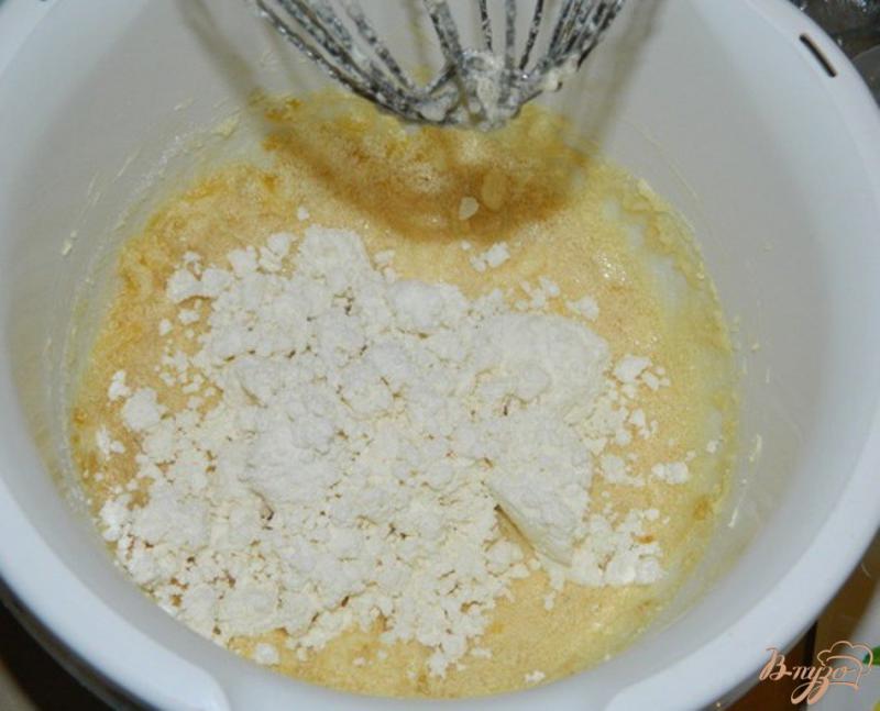 Фото приготовление рецепта: Творожный пирог с персиками шаг №3