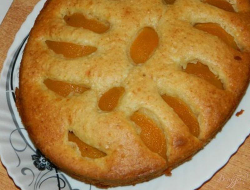 Фото приготовление рецепта: Творожный пирог с персиками шаг №7
