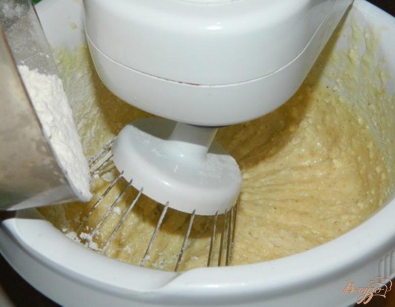 Фото приготовление рецепта: Творожный пирог с персиками шаг №5
