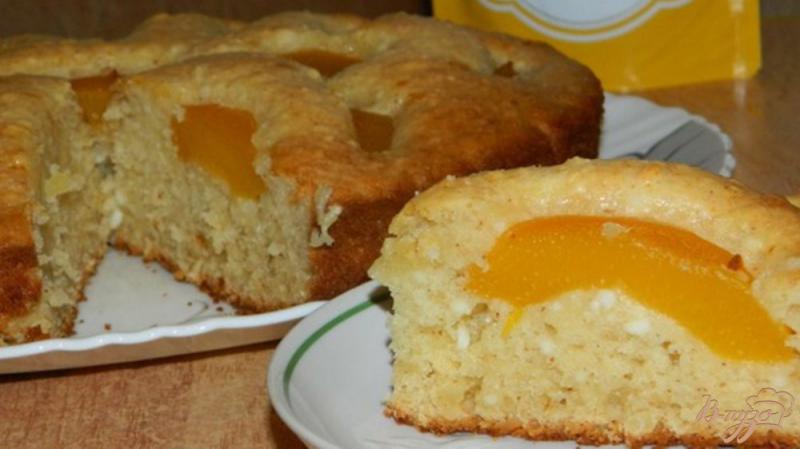 Фото приготовление рецепта: Творожный пирог с персиками шаг №8