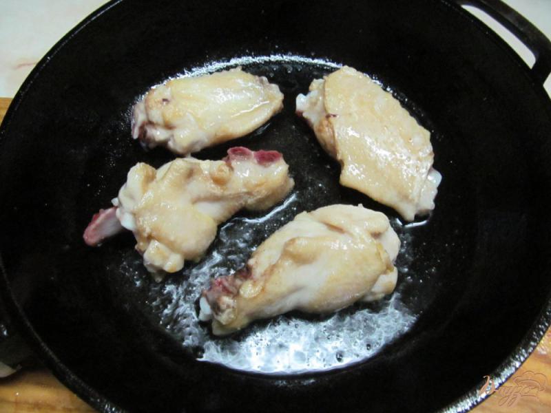 Фото приготовление рецепта: Сырные куриные крылья с рисом и брокколи шаг №1