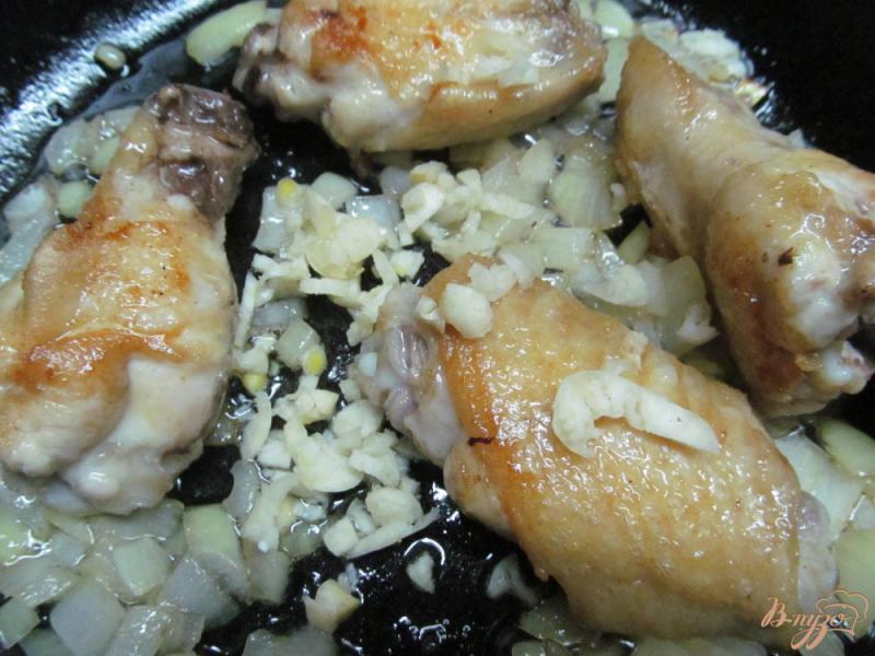 Фото приготовление рецепта: Сырные куриные крылья с рисом и брокколи шаг №3