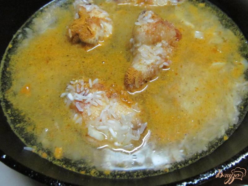 Фото приготовление рецепта: Сырные куриные крылья с рисом и брокколи шаг №5