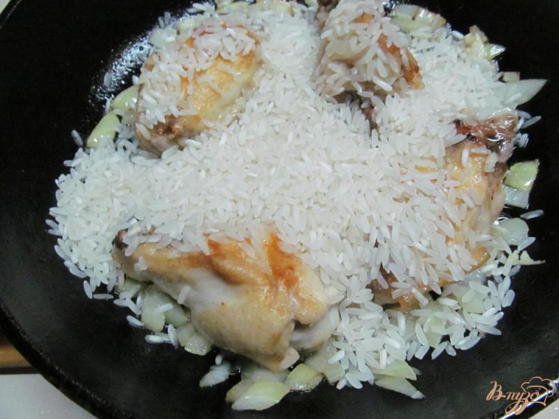 Фото приготовление рецепта: Сырные куриные крылья с рисом и брокколи шаг №4