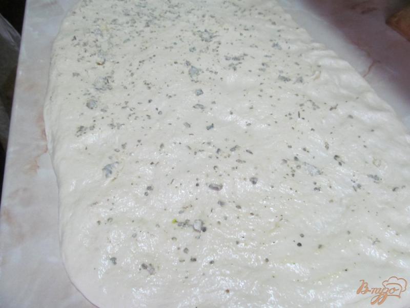 Фото приготовление рецепта: Хлеб с шалфеем и чесноком шаг №6