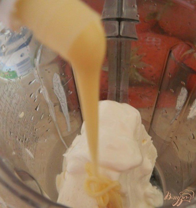 Фото приготовление рецепта: Творожный десерт с клубникой шаг №3