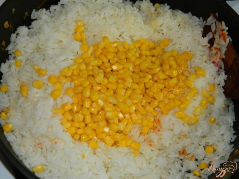 Фото приготовление рецепта: Рис с кукурузой на гарнир шаг №4