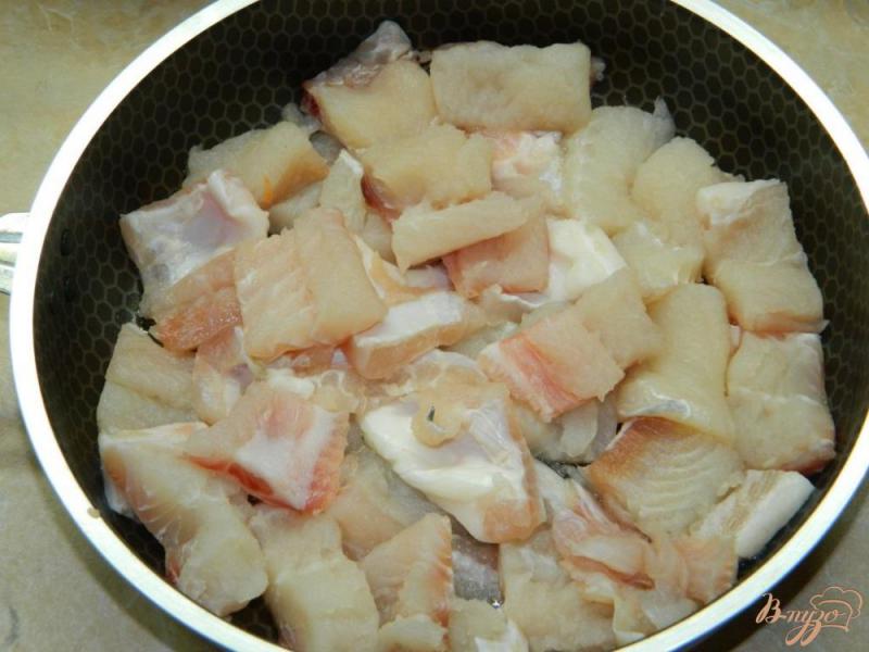 Фото приготовление рецепта: Запеченая рыба под овощной подушкой шаг №3