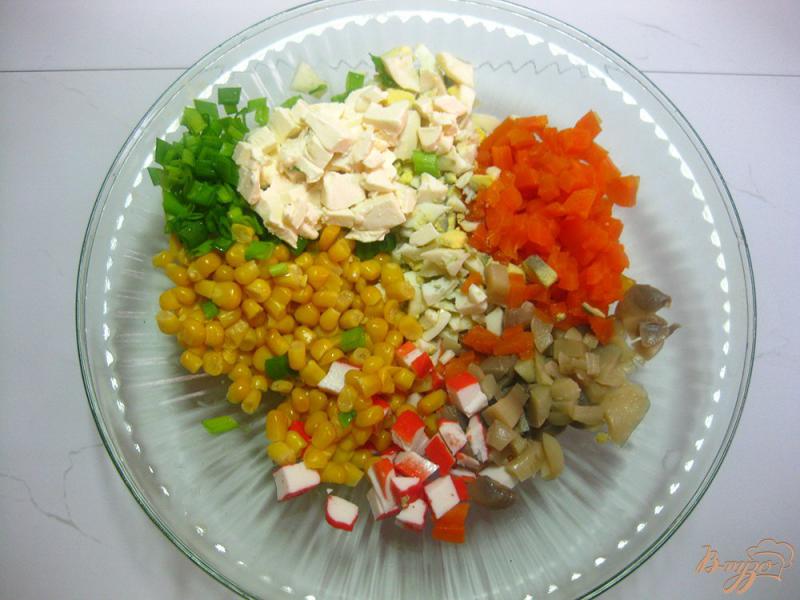 Фото приготовление рецепта: Салат с крабовыми палочками шаг №9