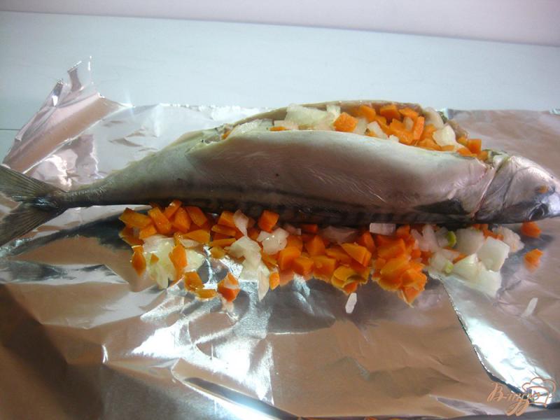 Фото приготовление рецепта: Скумбрия запеченная с овощами и лимоном шаг №5