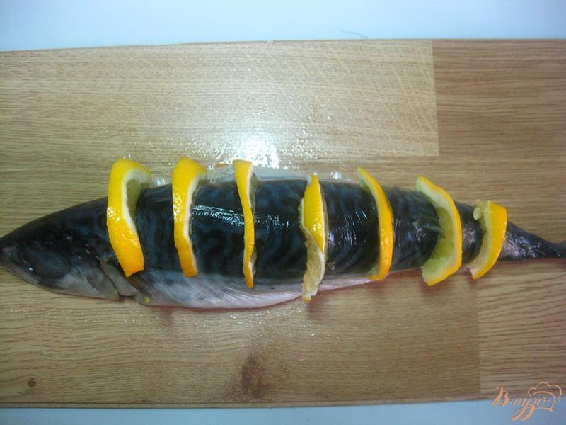 Фото приготовление рецепта: Скумбрия запеченная с овощами и лимоном шаг №6