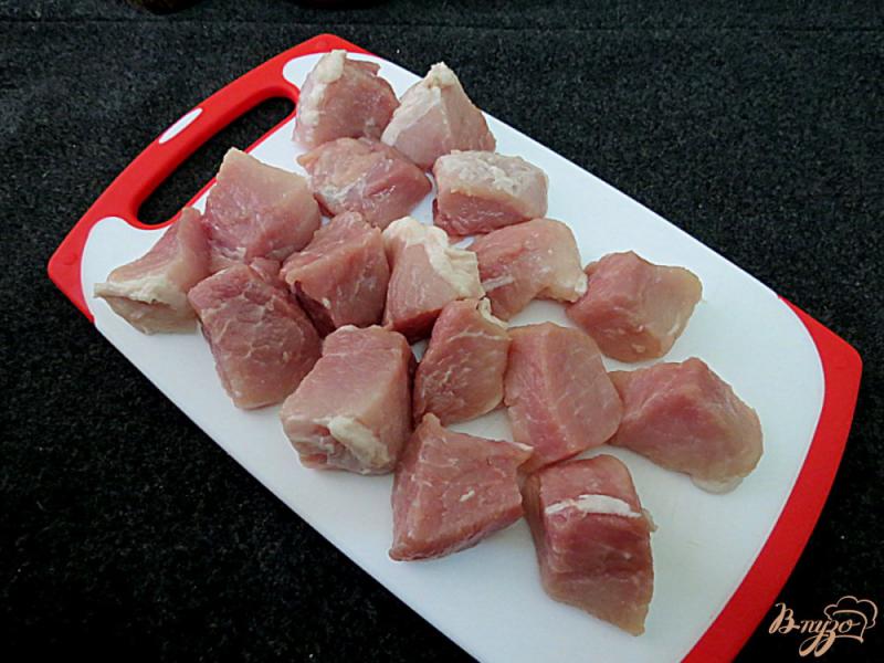 Фото приготовление рецепта: Свинина на луковой подушке шаг №2