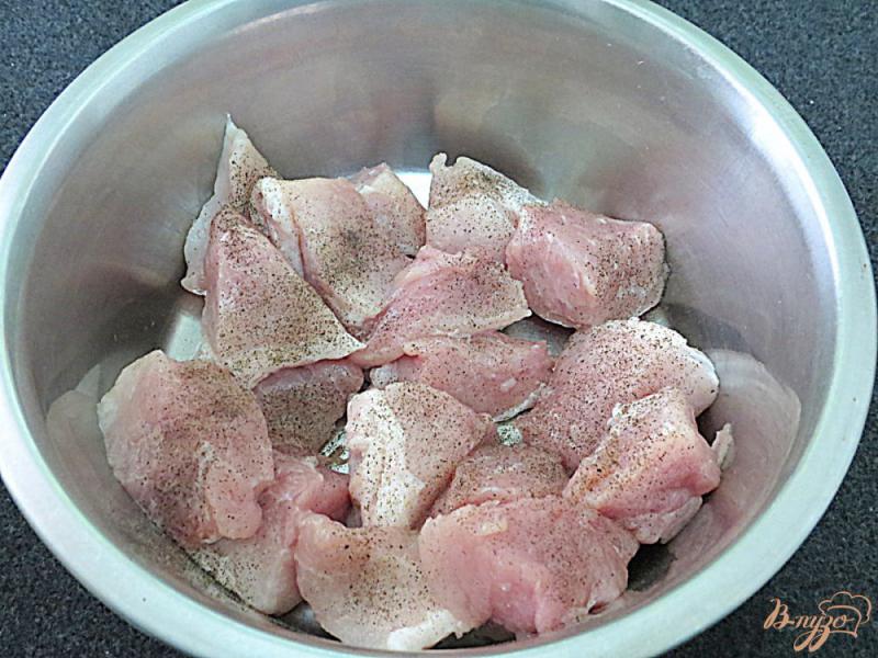 Фото приготовление рецепта: Свинина на луковой подушке шаг №6