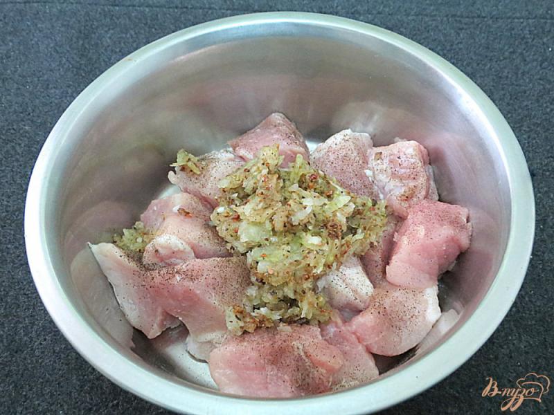 Фото приготовление рецепта: Свинина на луковой подушке шаг №8