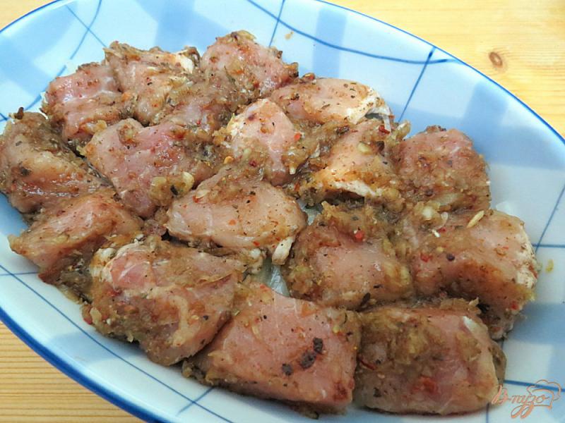 Фото приготовление рецепта: Свинина на луковой подушке шаг №13