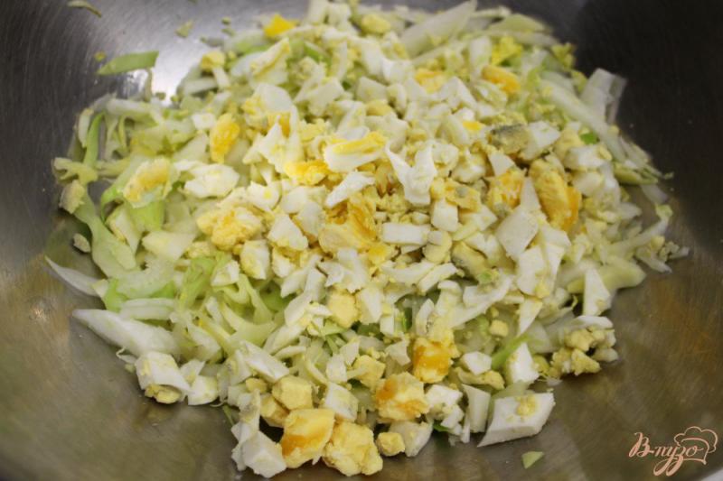Фото приготовление рецепта: Салат из капусты с яйцом и колбасой шаг №2