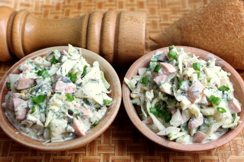 Фото приготовление рецепта: Салат из капусты с яйцом и колбасой шаг №6