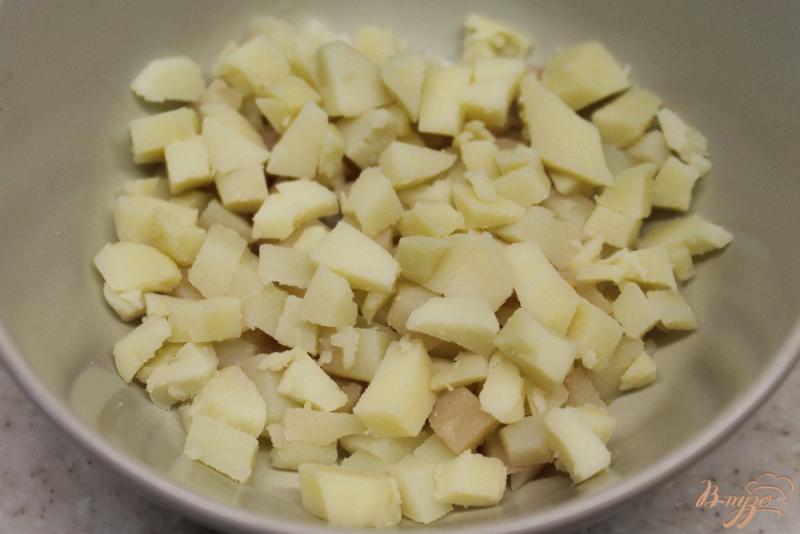 Фото приготовление рецепта: Салат с картофелем, курицей и горошком шаг №1