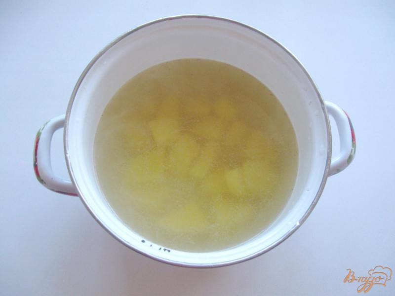 Фото приготовление рецепта: Куриный суп с клецками из тыквы шаг №4