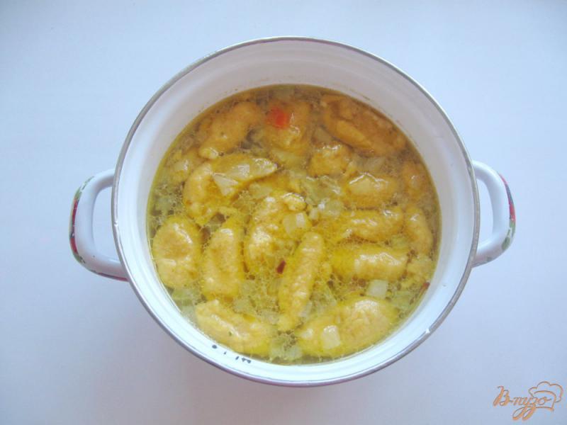 Фото приготовление рецепта: Куриный суп с клецками из тыквы шаг №7