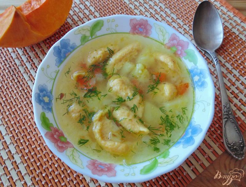 Фото приготовление рецепта: Куриный суп с клецками из тыквы шаг №9