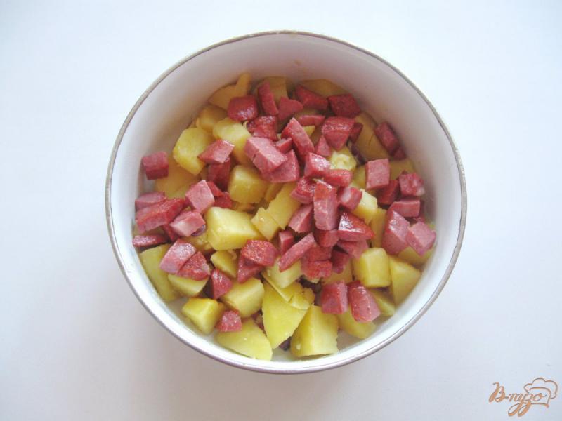 Фото приготовление рецепта: Теплый салат с квашеной капустой и копченой колбасой шаг №5