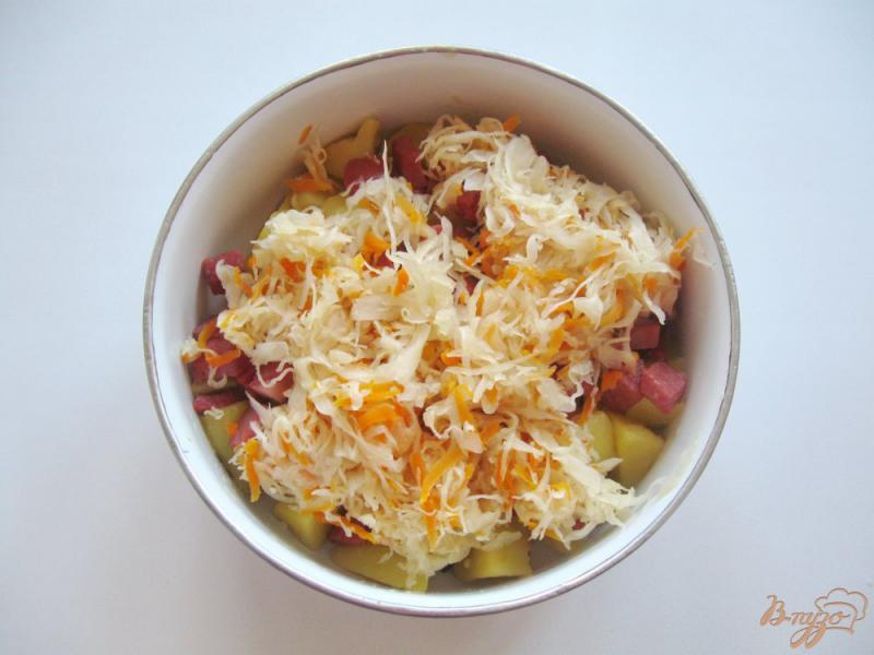 Фото приготовление рецепта: Теплый салат с квашеной капустой и копченой колбасой шаг №6