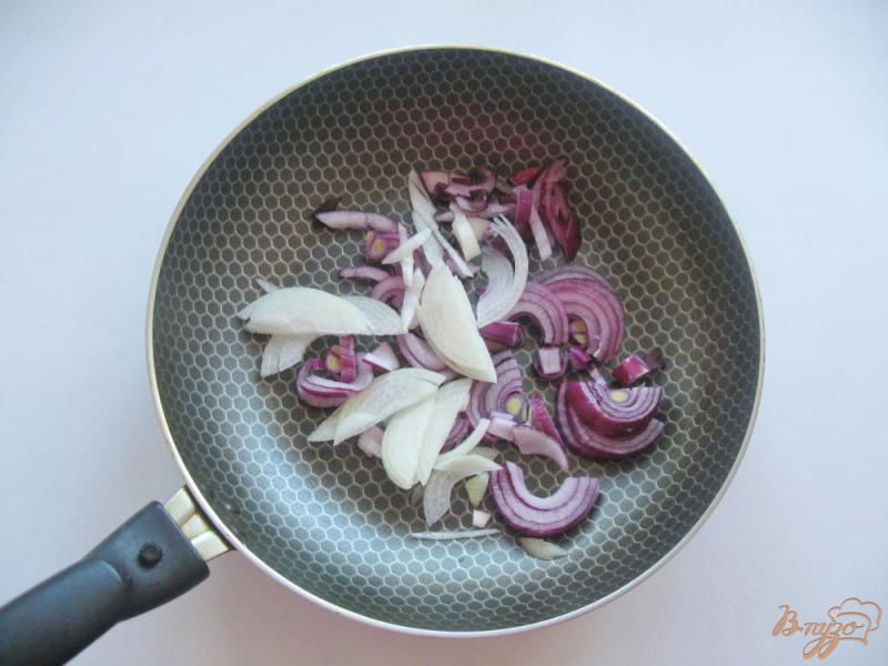 Фото приготовление рецепта: Теплый салат с квашеной капустой и копченой колбасой шаг №2