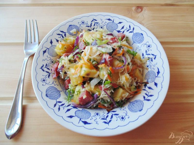 Фото приготовление рецепта: Теплый салат с квашеной капустой и копченой колбасой шаг №9