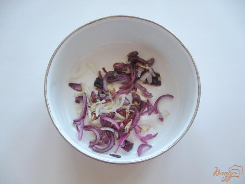 Фото приготовление рецепта: Теплый салат с квашеной капустой и копченой колбасой шаг №3