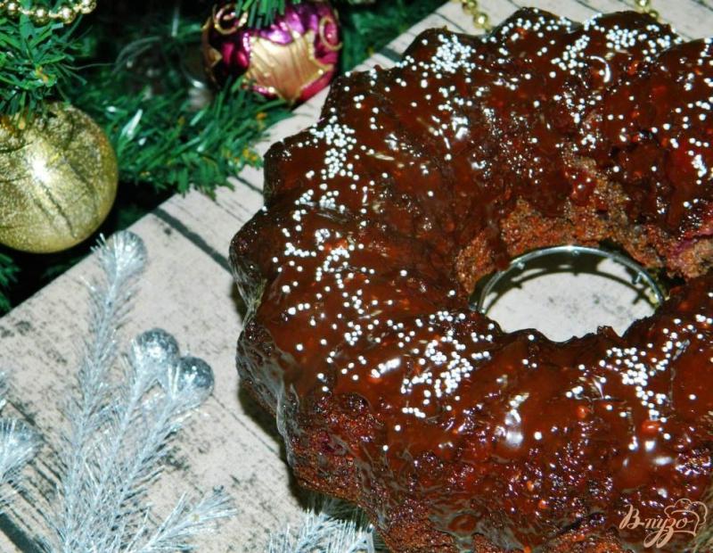 Фото приготовление рецепта: Праздничный кекс с вишней и орехами шаг №5