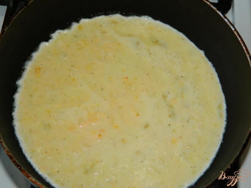 Фото приготовление рецепта: Омлет с сыром шаг №3