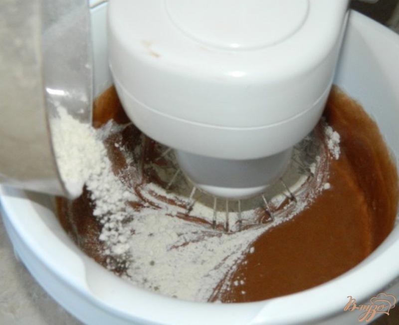 Фото приготовление рецепта: Шоколадные кексы с вишней шаг №4