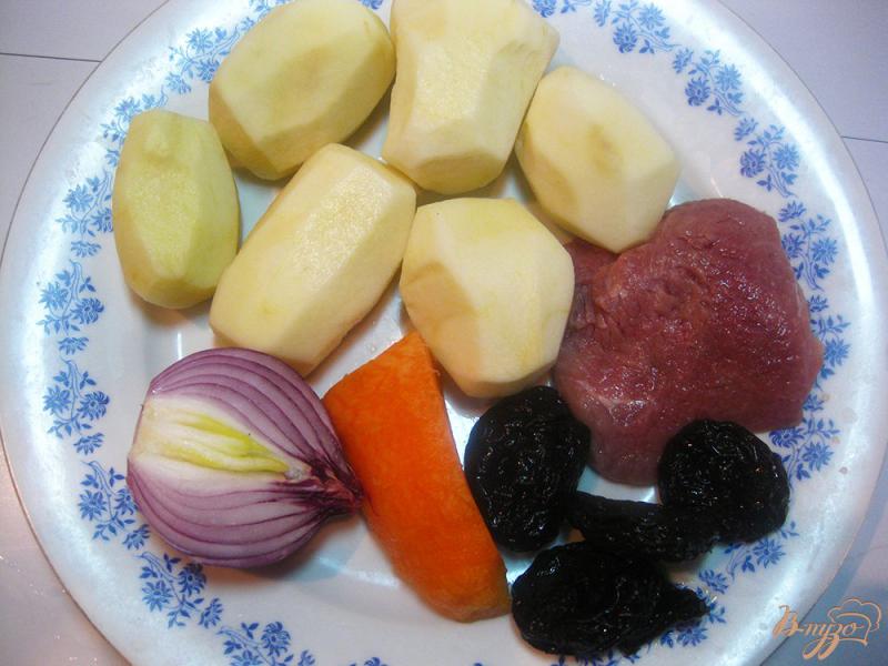 Фото приготовление рецепта: Картофель с говядиной и черносливом в горшочке шаг №1