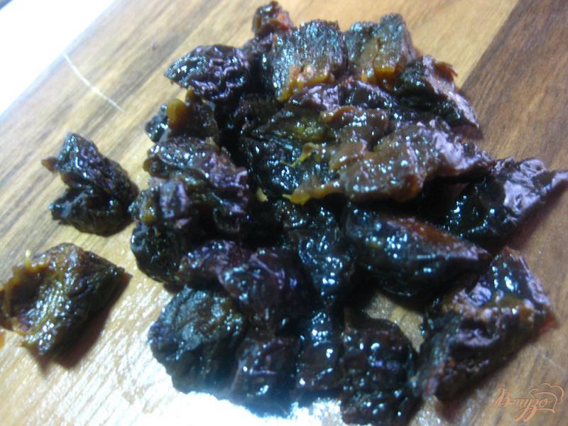 Фото приготовление рецепта: Картофель с говядиной и черносливом в горшочке шаг №5