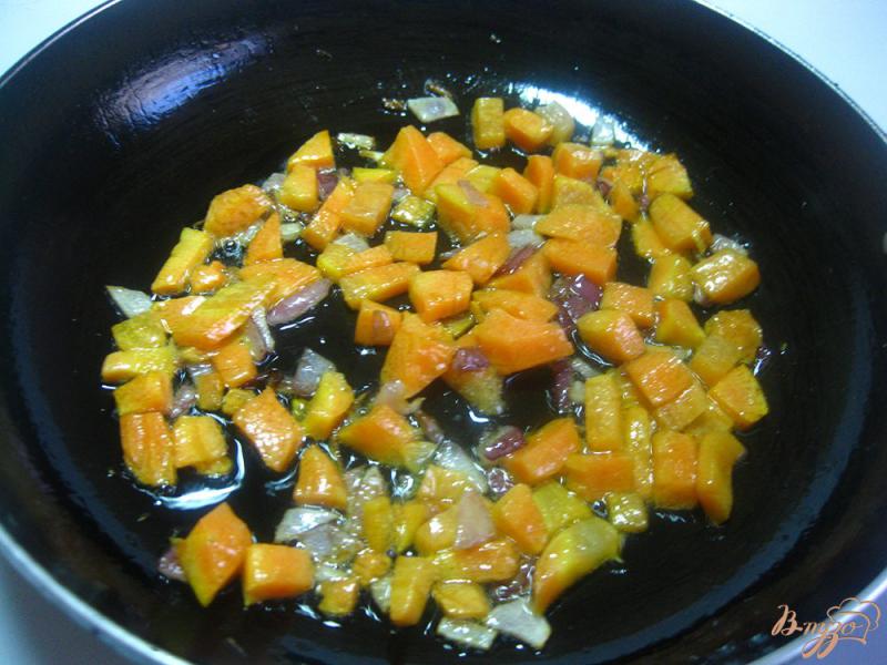 Фото приготовление рецепта: Картофель с говядиной и черносливом в горшочке шаг №7