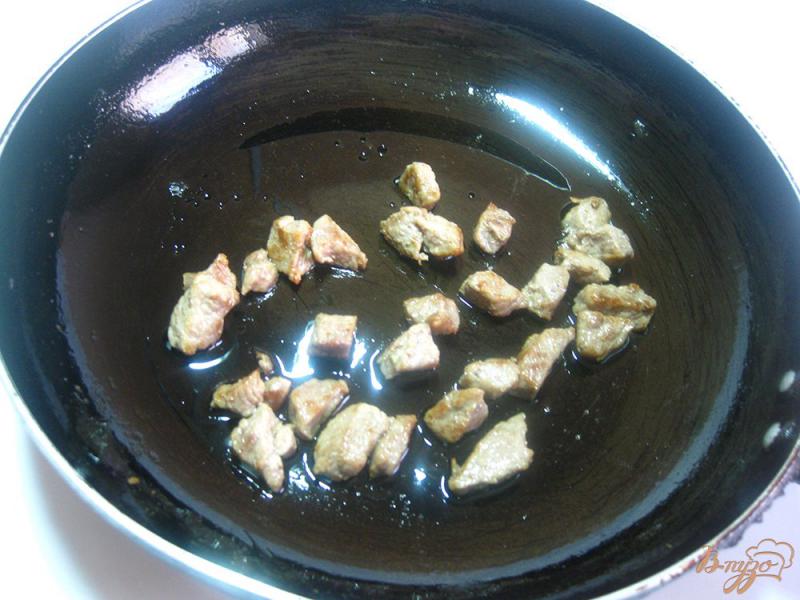 Фото приготовление рецепта: Картофель с говядиной и черносливом в горшочке шаг №8