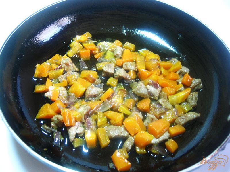 Фото приготовление рецепта: Картофель с говядиной и черносливом в горшочке шаг №9