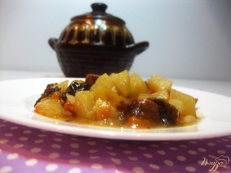 Фото приготовление рецепта: Картофель с говядиной и черносливом в горшочке шаг №12