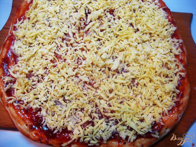 Фото приготовление рецепта: Пицца сырная с колбасками шаг №6