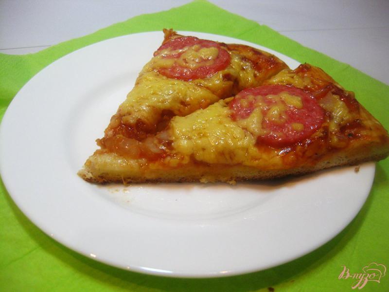 Фото приготовление рецепта: Пицца сырная с колбасками шаг №9