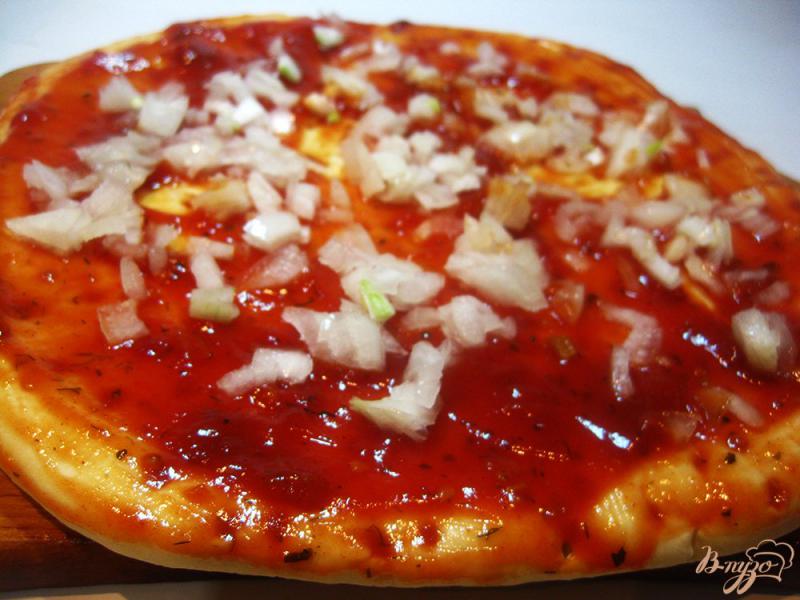 Фото приготовление рецепта: Пицца сырная с колбасками шаг №5